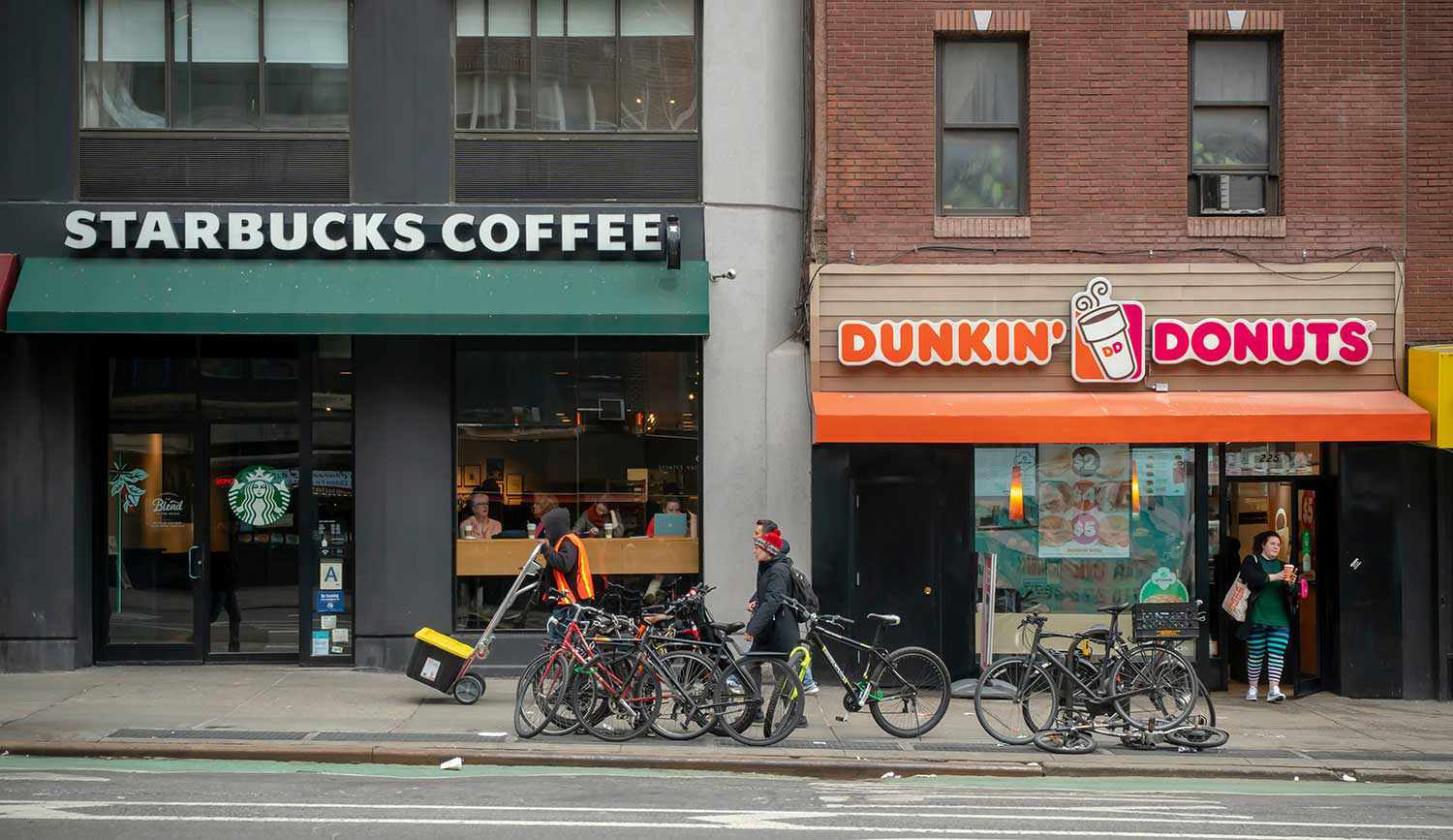 星巴克和Dunkin ' Donuts店面并排在一个街区。