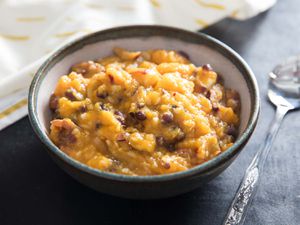 一碗霍巴克炖汤，呈现出温暖的秋色，浓稠，略显厚实，像粥一样粘稠。