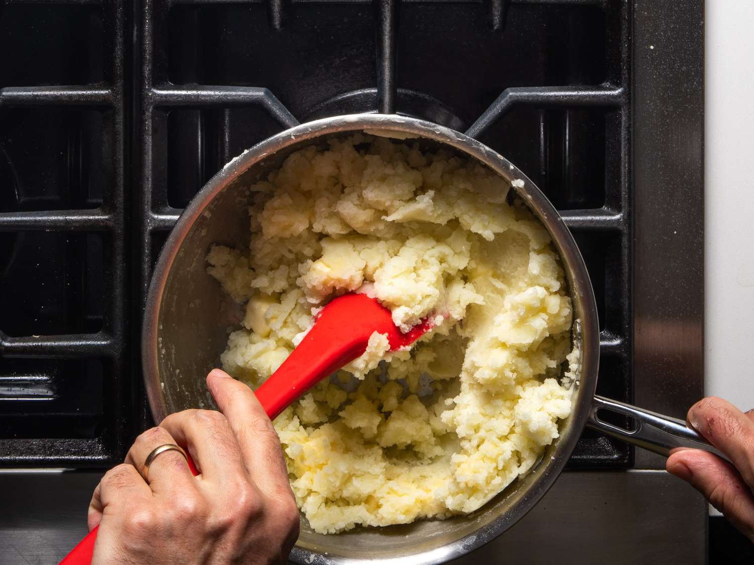 把黄油折成土豆泥。