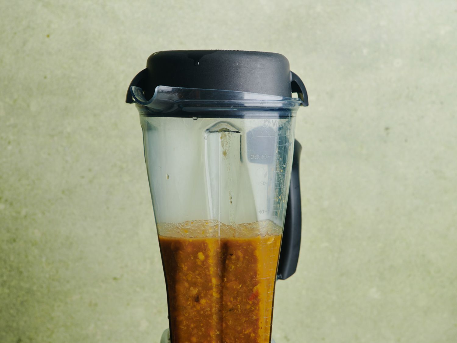 鹰嘴豆，胡萝卜，大蒜，一杯烹饪液，放入高性能搅拌机中。