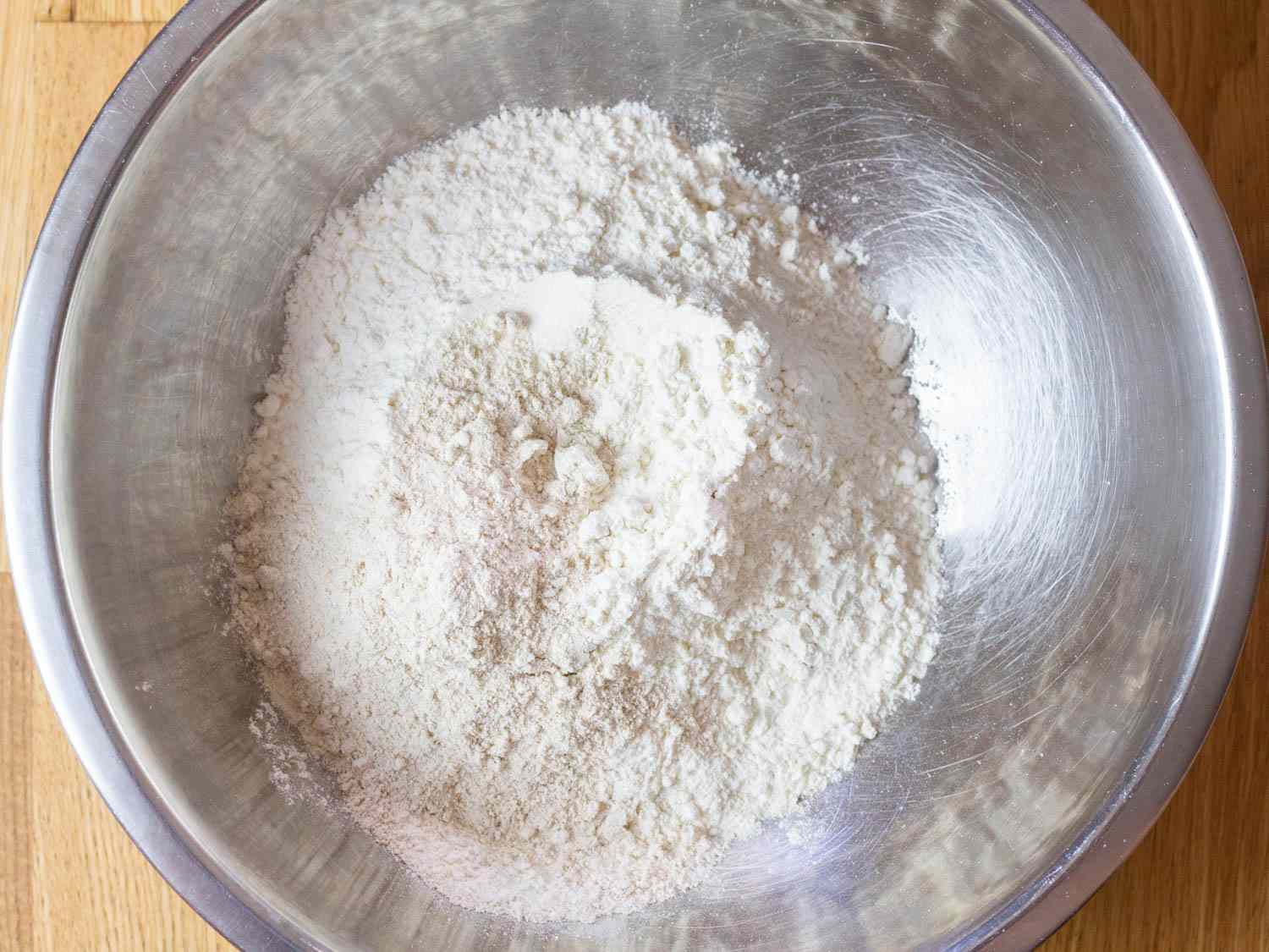 将面粉倒入搅拌碗中，做成酵母面包gydF4y2Ba