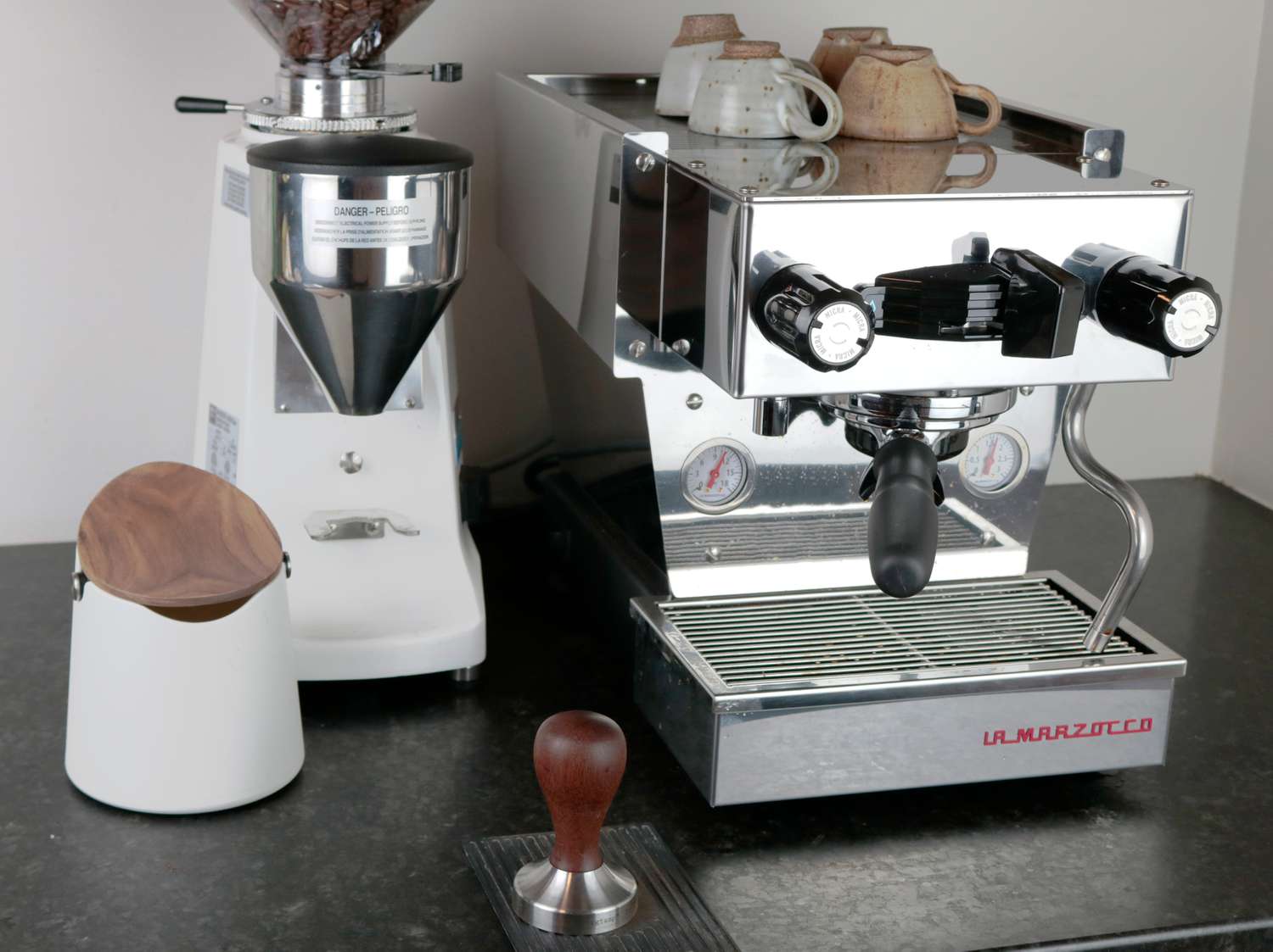一个浓缩咖啡研磨机，浓缩咖啡机，敲盒子和篡改柜台