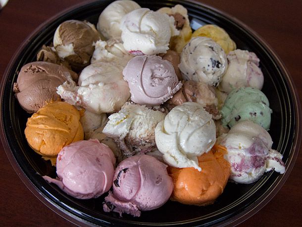 一个装满了不同口味的蒂拉穆克冰淇淋的圆盘子。
