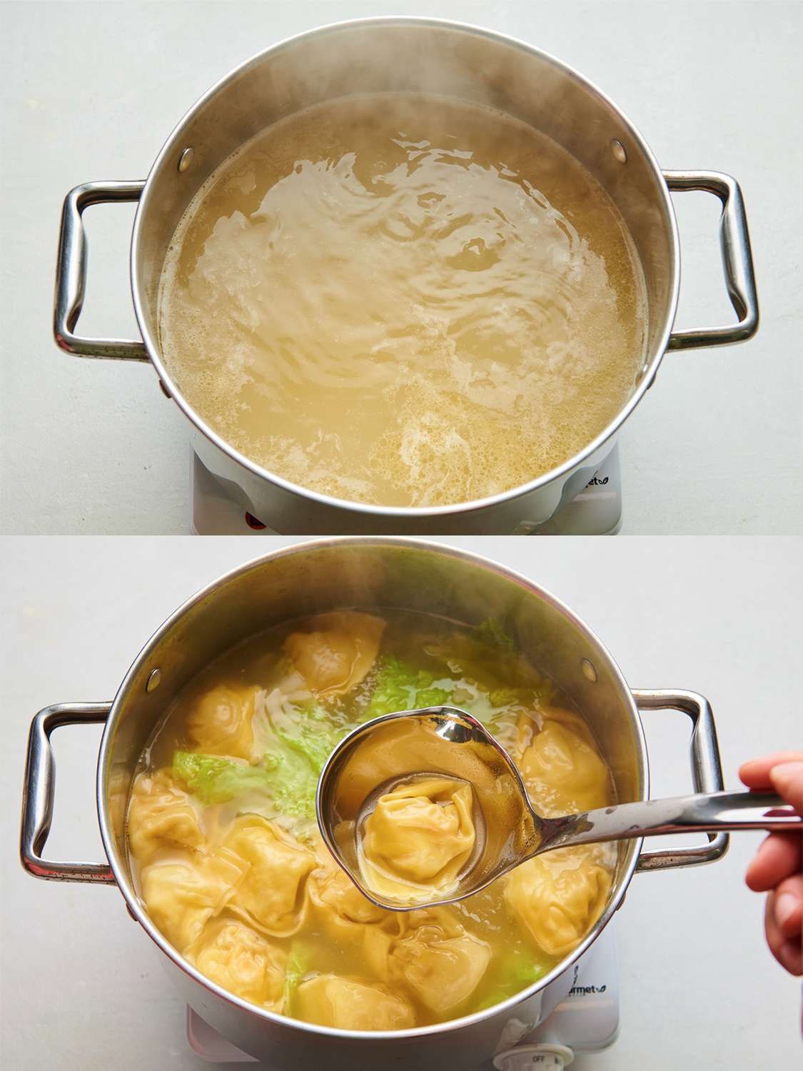 两幅图像的拼贴画。上图显示的是一个不锈钢锅，里面盛着煮沸的肉汤。下面的图片显示，汤汁里盛着煮好的馄饨和卷心菜叶，一个金属勺子从锅里舀出一个馄饨，以展示它的颜色和质地。