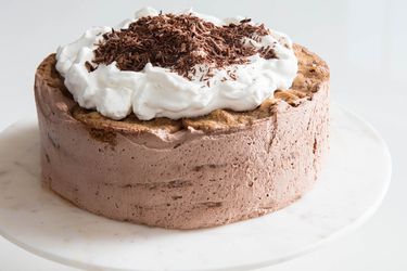 摩卡冰箱蛋糕加上奶油和巧克力削片