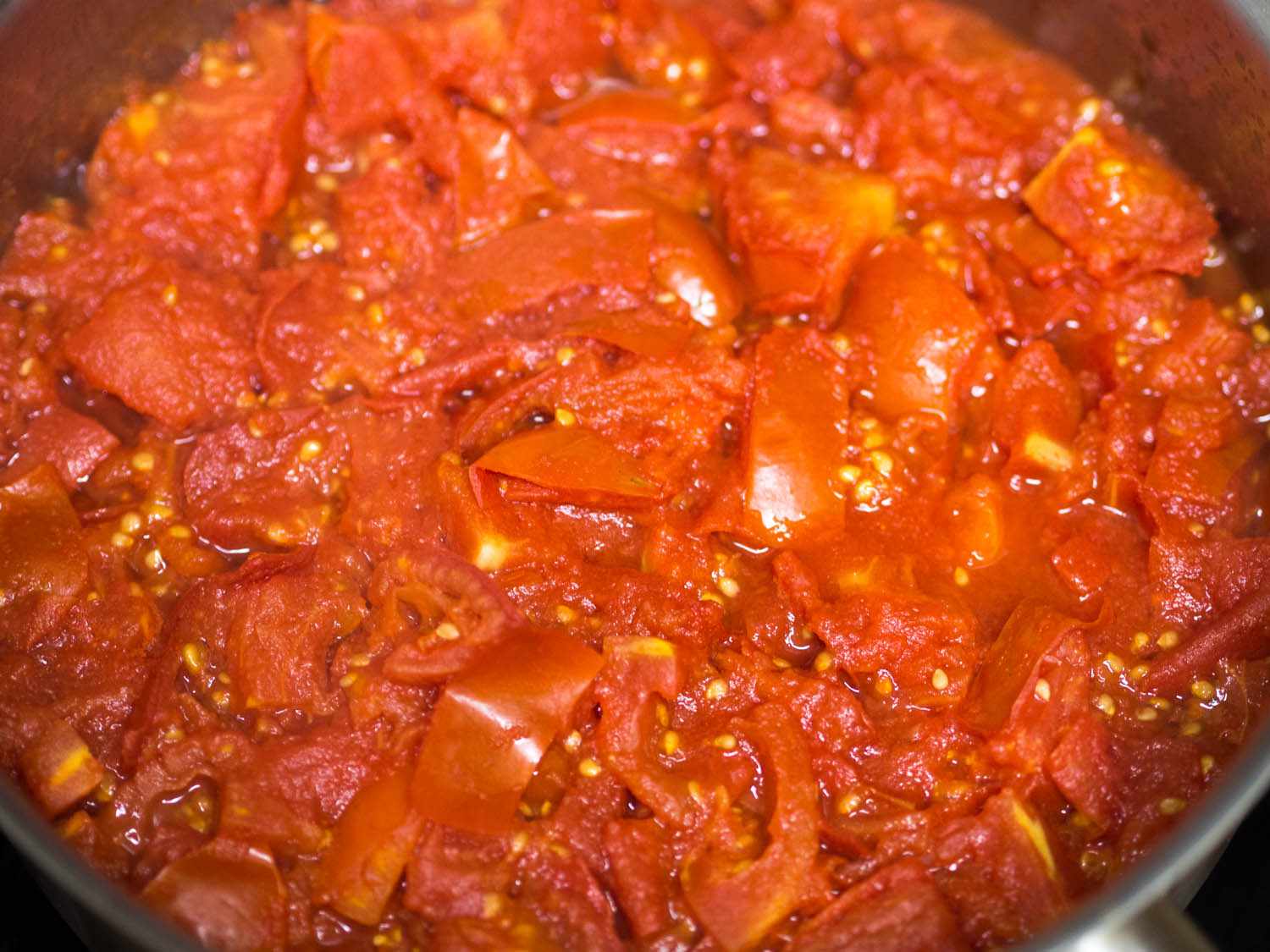 一锅切碎的阿米什番茄酱。