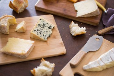 楔形不同的奶酪和芝士刀砧板。