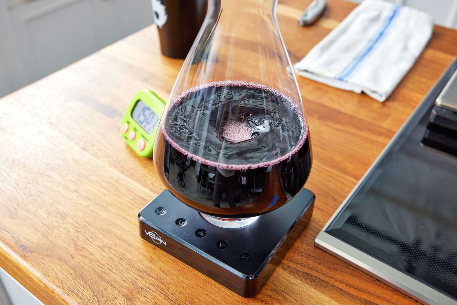 一个电动醒酒器，在它的玻璃瓶里旋转红酒