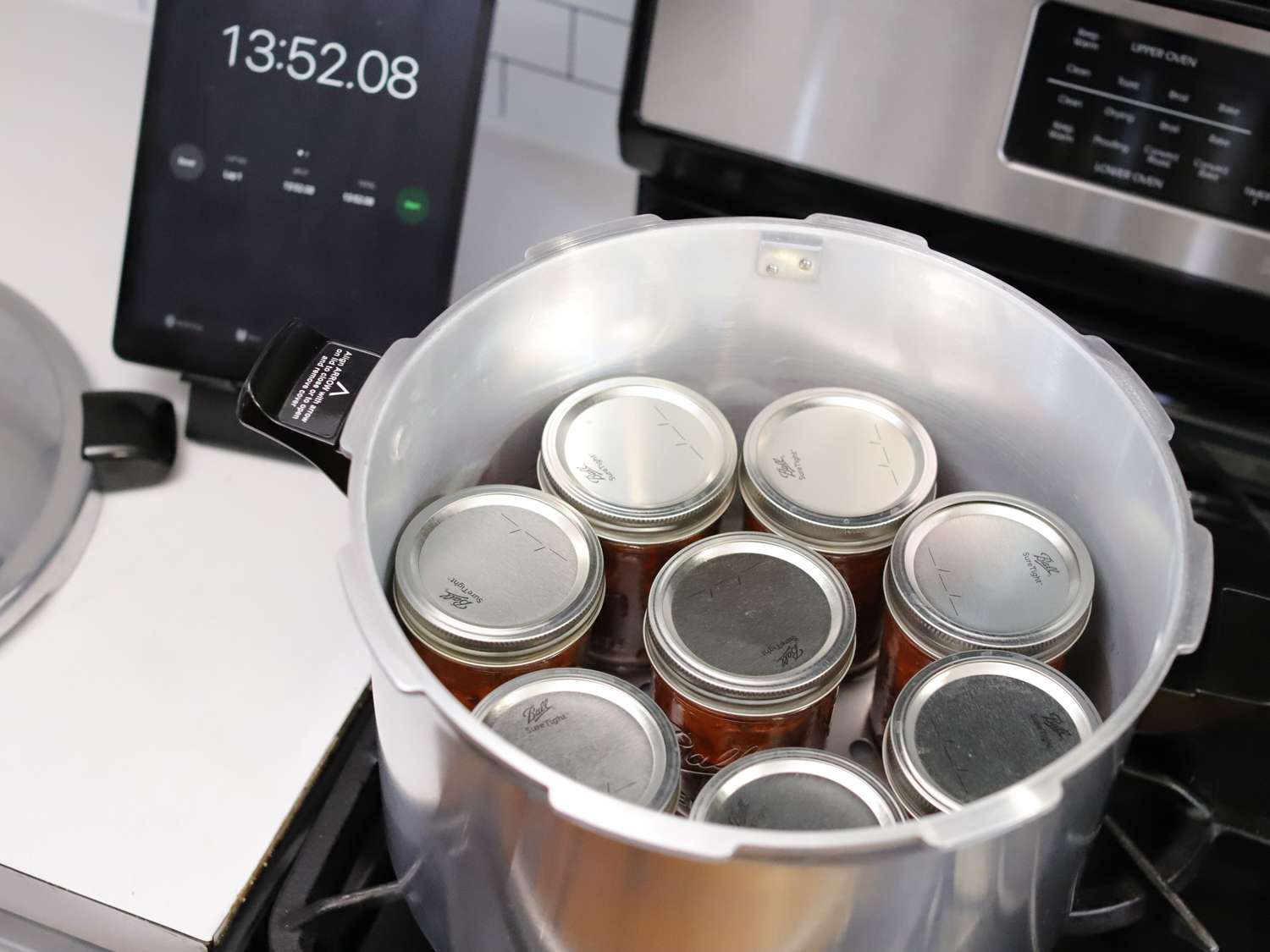 在灶台上的压罐里装了几罐番茄酱