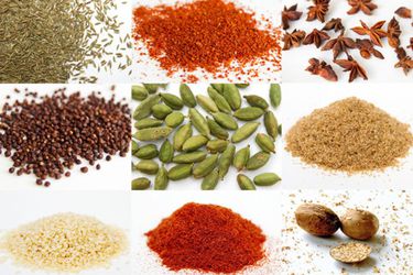 印度烹饪中常用的九种香料拼贴，包括孜然籽、八角茴香、棕色芥末籽、绿色小豆蔻荚、amchoor或芒果粉，以及整个肉豆蔻。