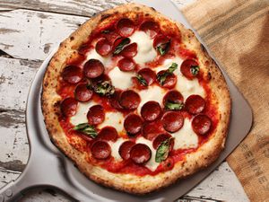 意大利辣香肠披萨和罗勒Roccbox比萨饼烤箱