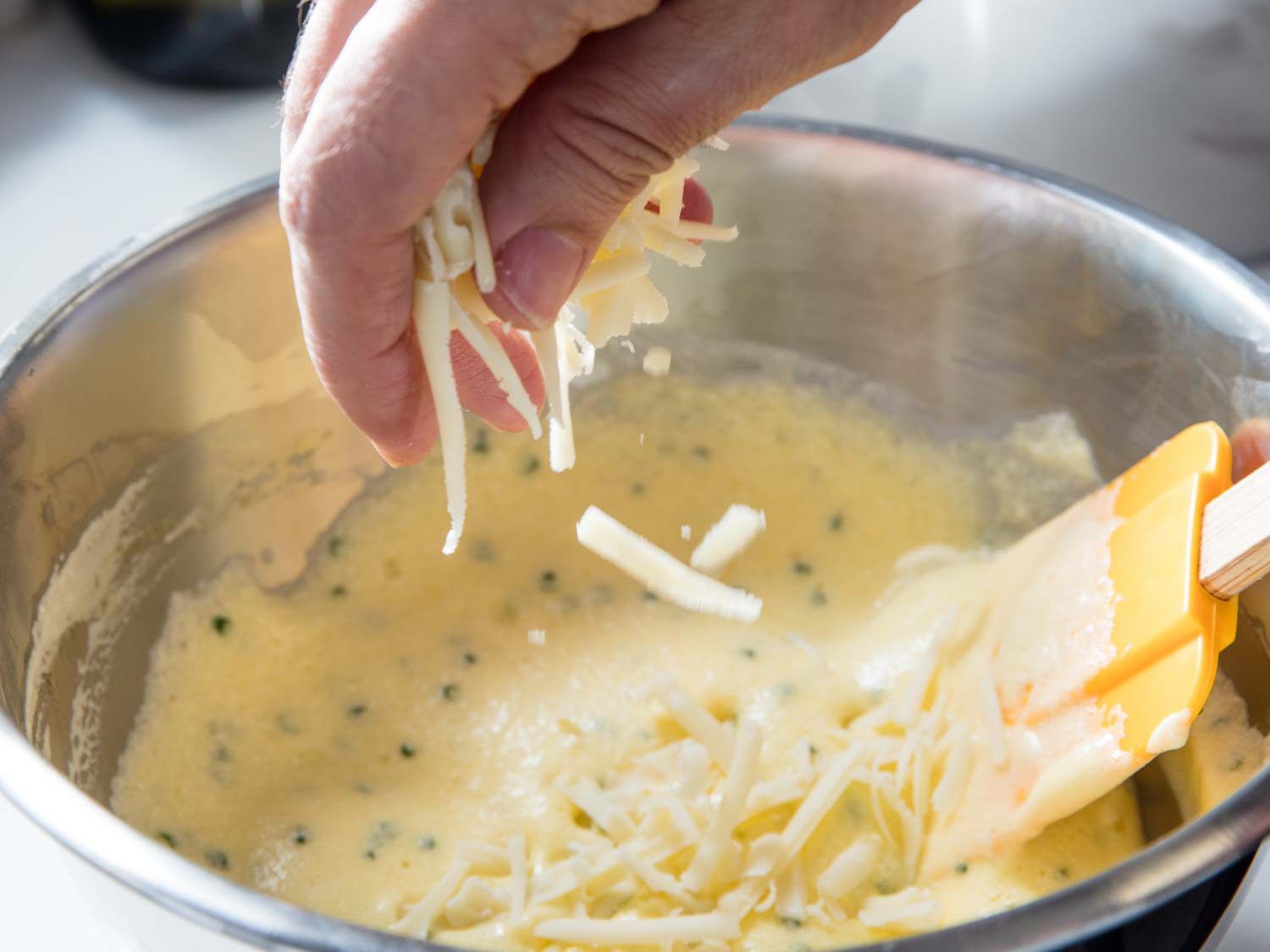 在鸡蛋中加入磨碎的奶酪soufflé煎蛋卷。