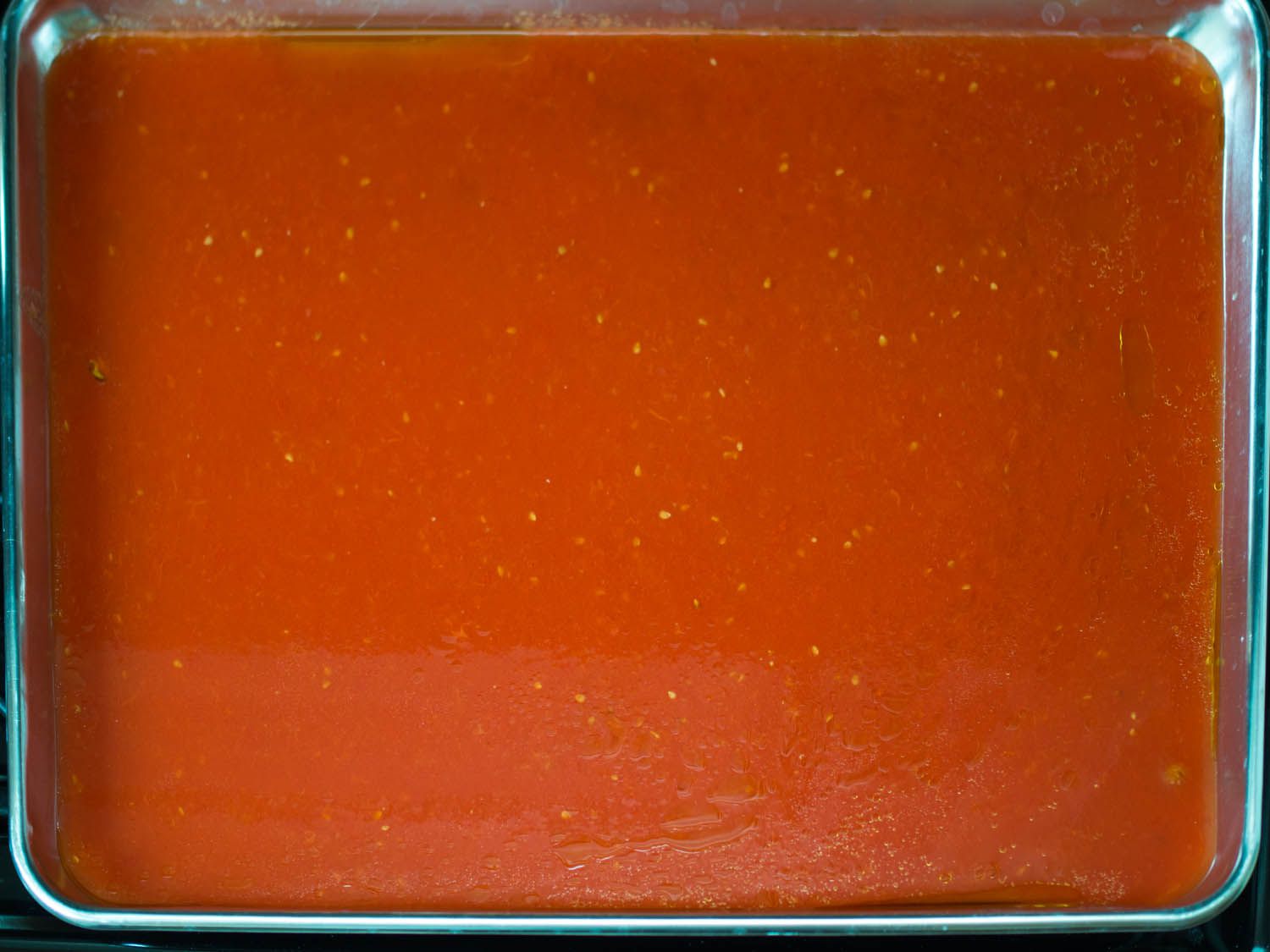用平底锅盛满番茄汁。