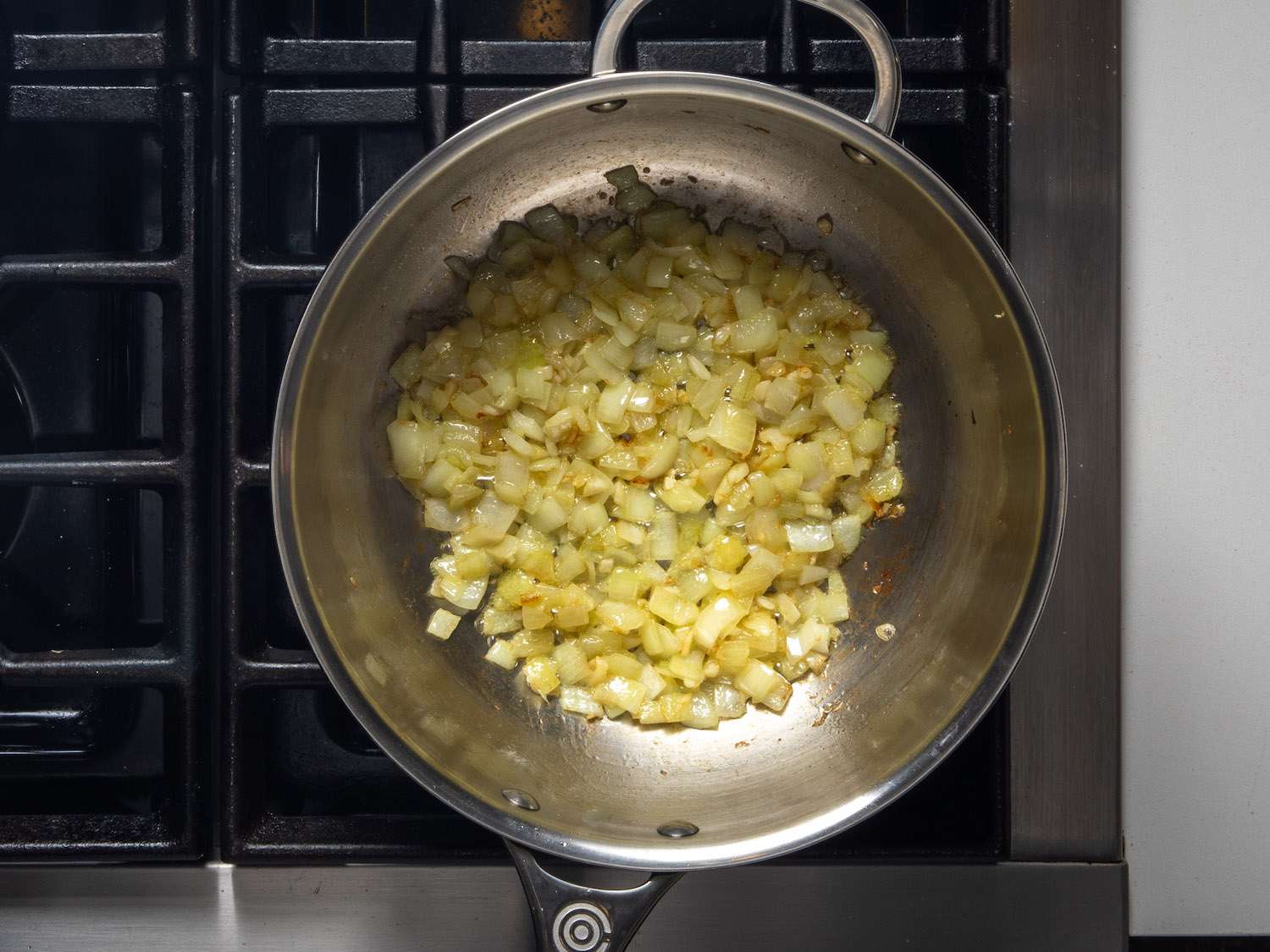 洋葱和大蒜煮在锅里,直到变软。