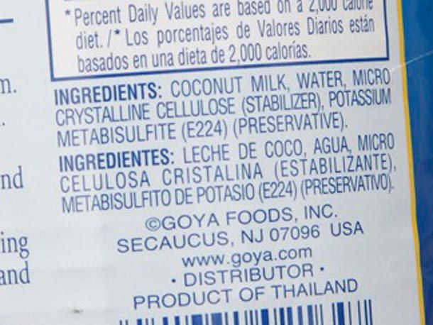 特写罐装椰奶的成分标签。