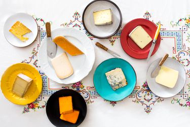 各种各样的奶酪,每在一个单独的与芝士刀板。