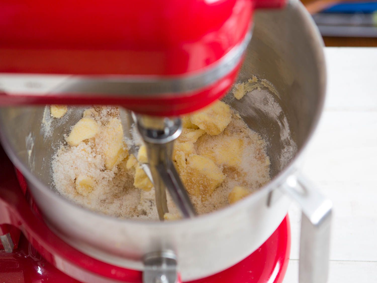 立式搅拌器搅拌黄油和糖