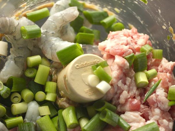 虾，猪肉碎和葱花准备puréed在一个食品加工机的碗里。