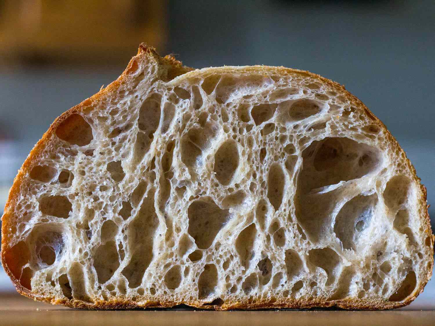面包横截面与AP面粉酵母发酵剂