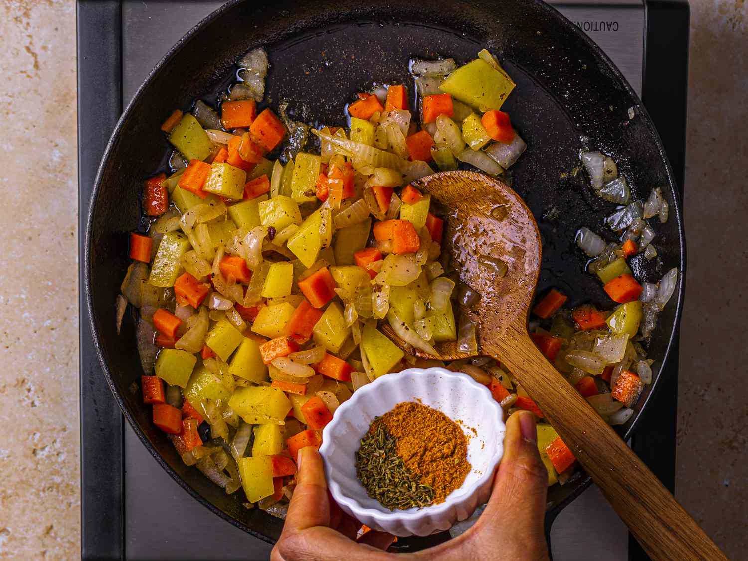 切碎的蔬菜和香料在煎锅里煮。