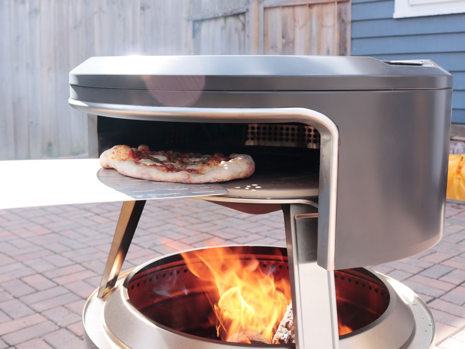 比萨在户外烹饪披萨烤箱适合在火坑