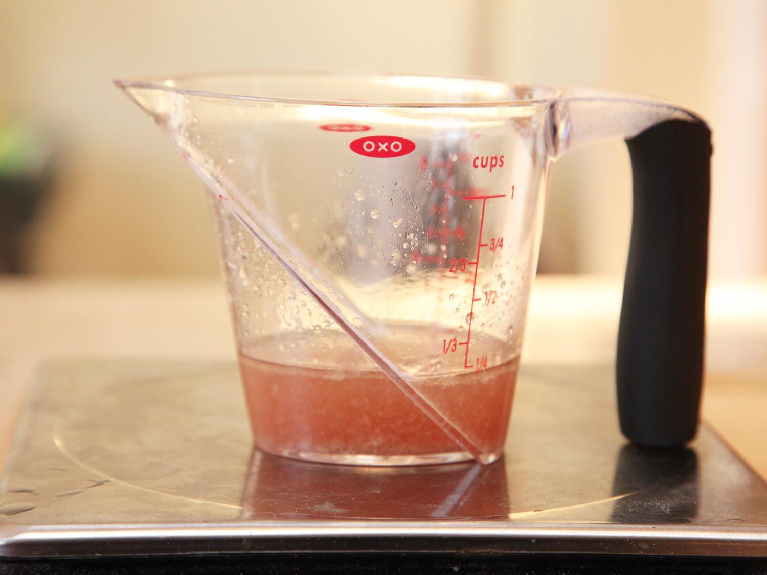 液体量杯的液体从鸡胸肉煮熟的真空表示到150华氏度