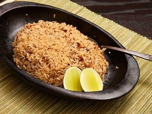 一盘吃arroz con可可用两个柠檬装饰