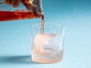 鸡尾酒被倒在一个大冰块在岩石玻璃
