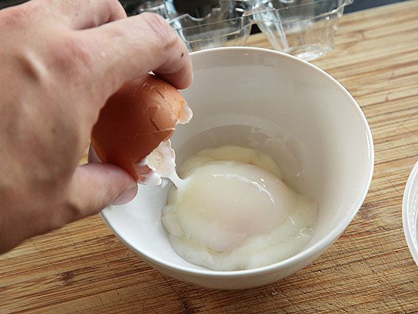 真空煮蛋在碗里裂开。