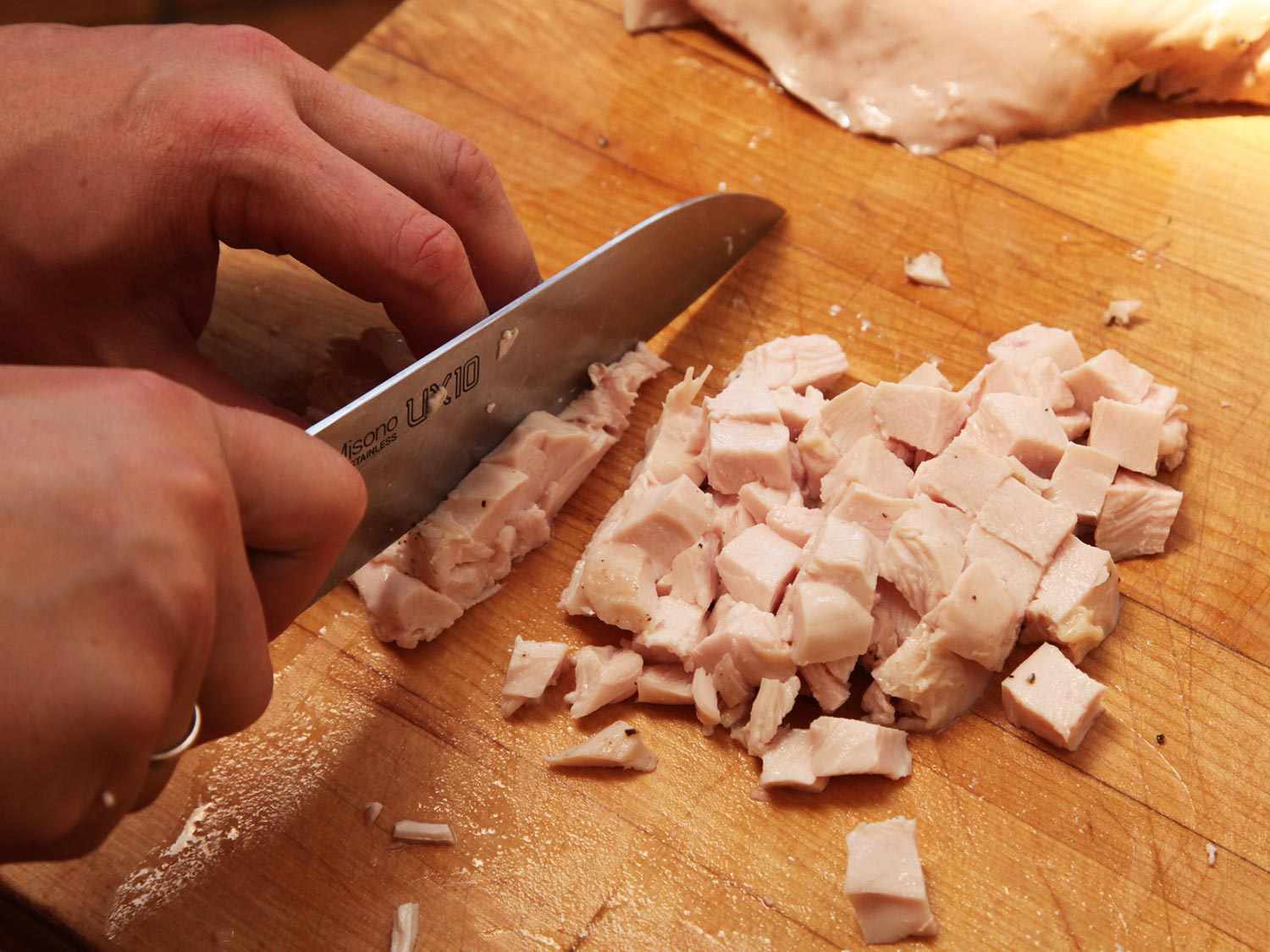 切割真空鸡胸肉在砧板鸡肉沙拉