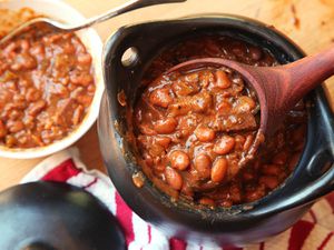 烧烤豆子放进锅里,一碗烧烤bean。