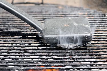 清洁用钢刷一个烤肉炉篦。