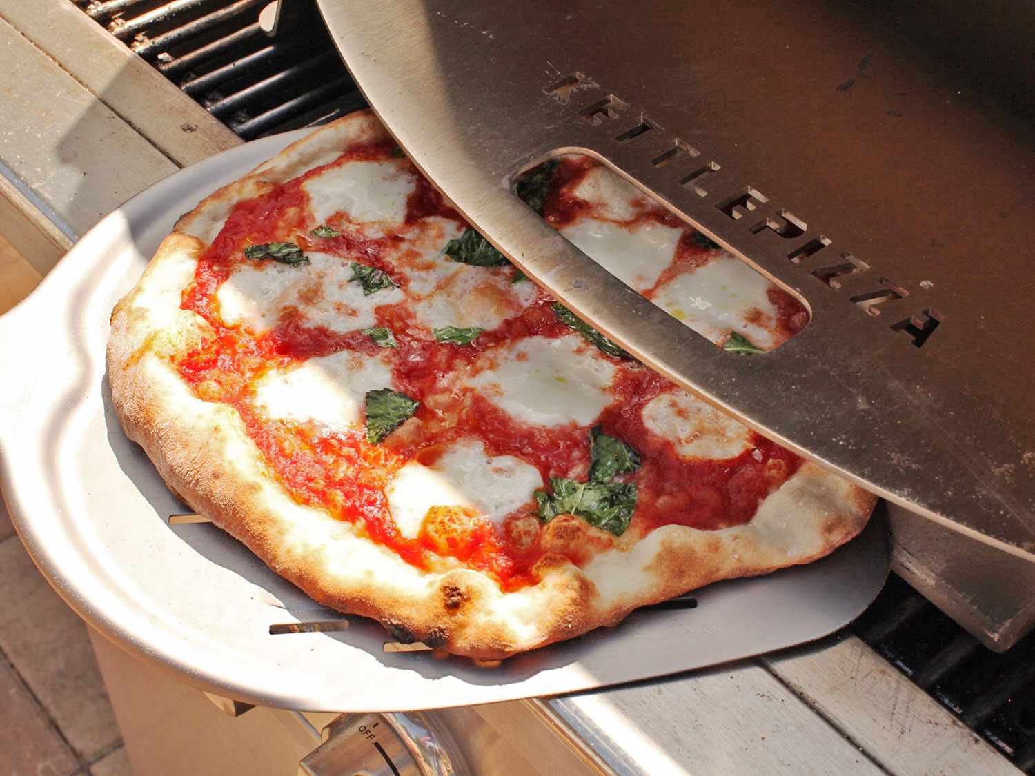 在KettlePizza Gas Pro Kit披萨烤箱中测试奶酪披萨