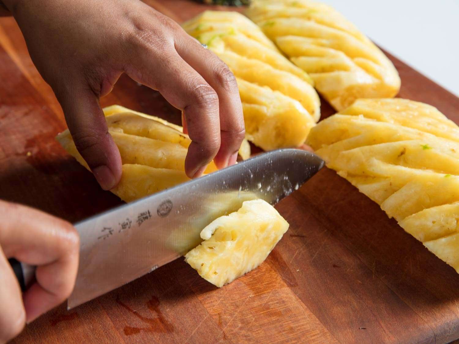 切菠萝片的刀。
