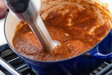 混合酱奶油鸡浸泡搅拌器搪瓷铸铁荷兰烤肉锅。