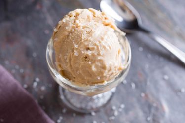 一勺素食咸花生酱冰淇淋，这是一种可以用罐装椰奶制作的食物。