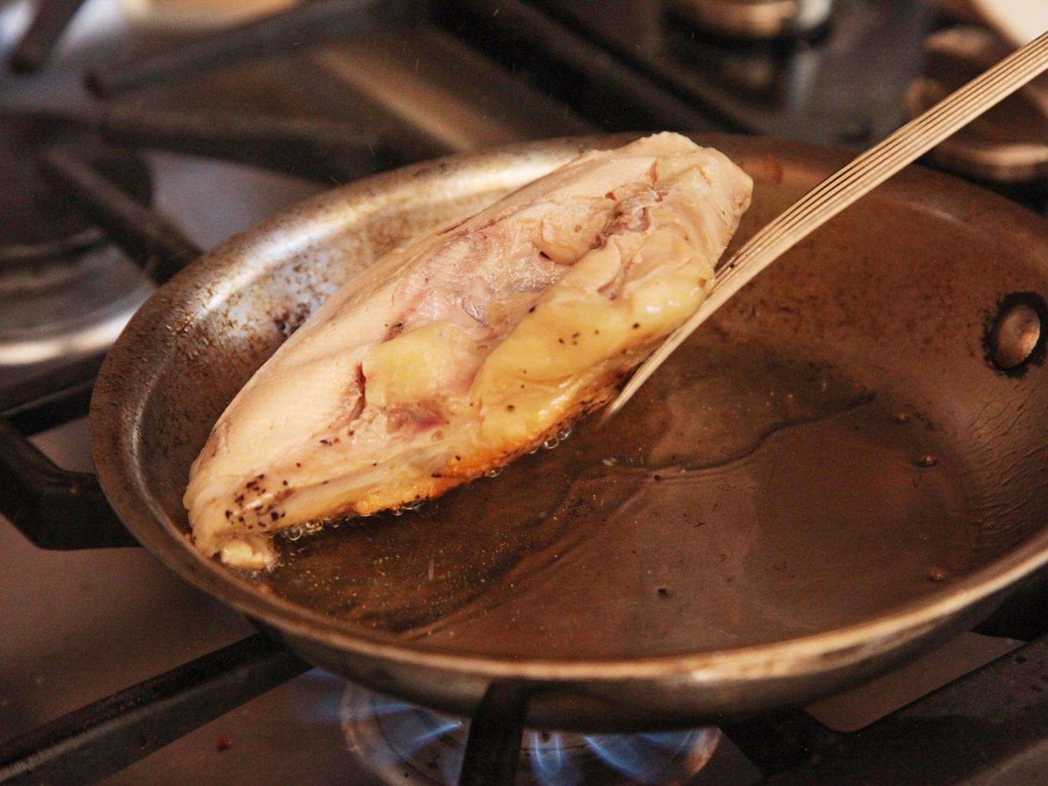 解除真空的底部变成褐色鸡胸肉煮在锅里
