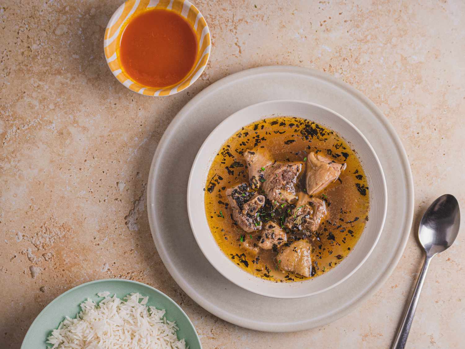 尼日利亚胡椒汤配白米饭。