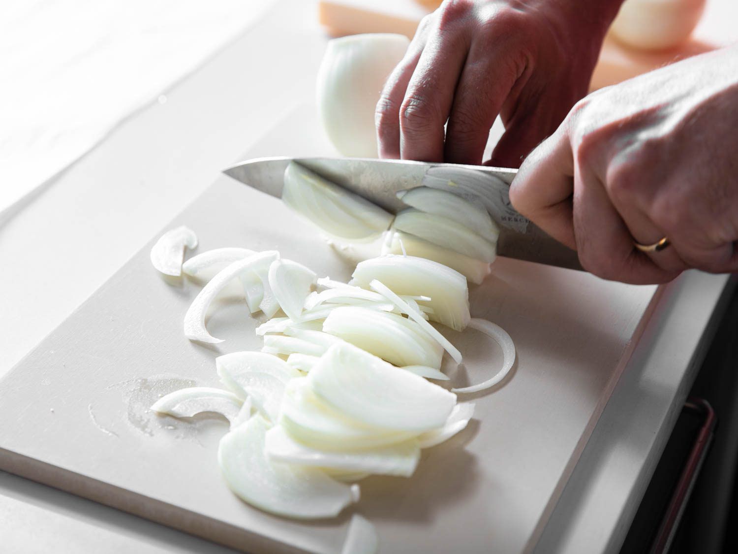 切洋葱:测试砧板性能的一个好方法。