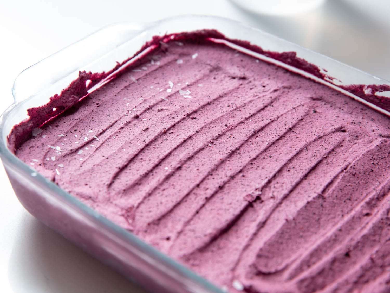 No-churn蓝莓冰淇淋分散在一个玻璃烤盘
