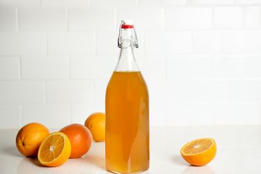 diy橙利口酒在一个密封的瓶子