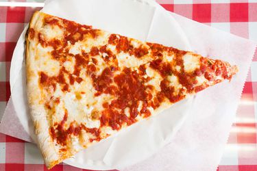 纸盘上的一片纽约披萨。