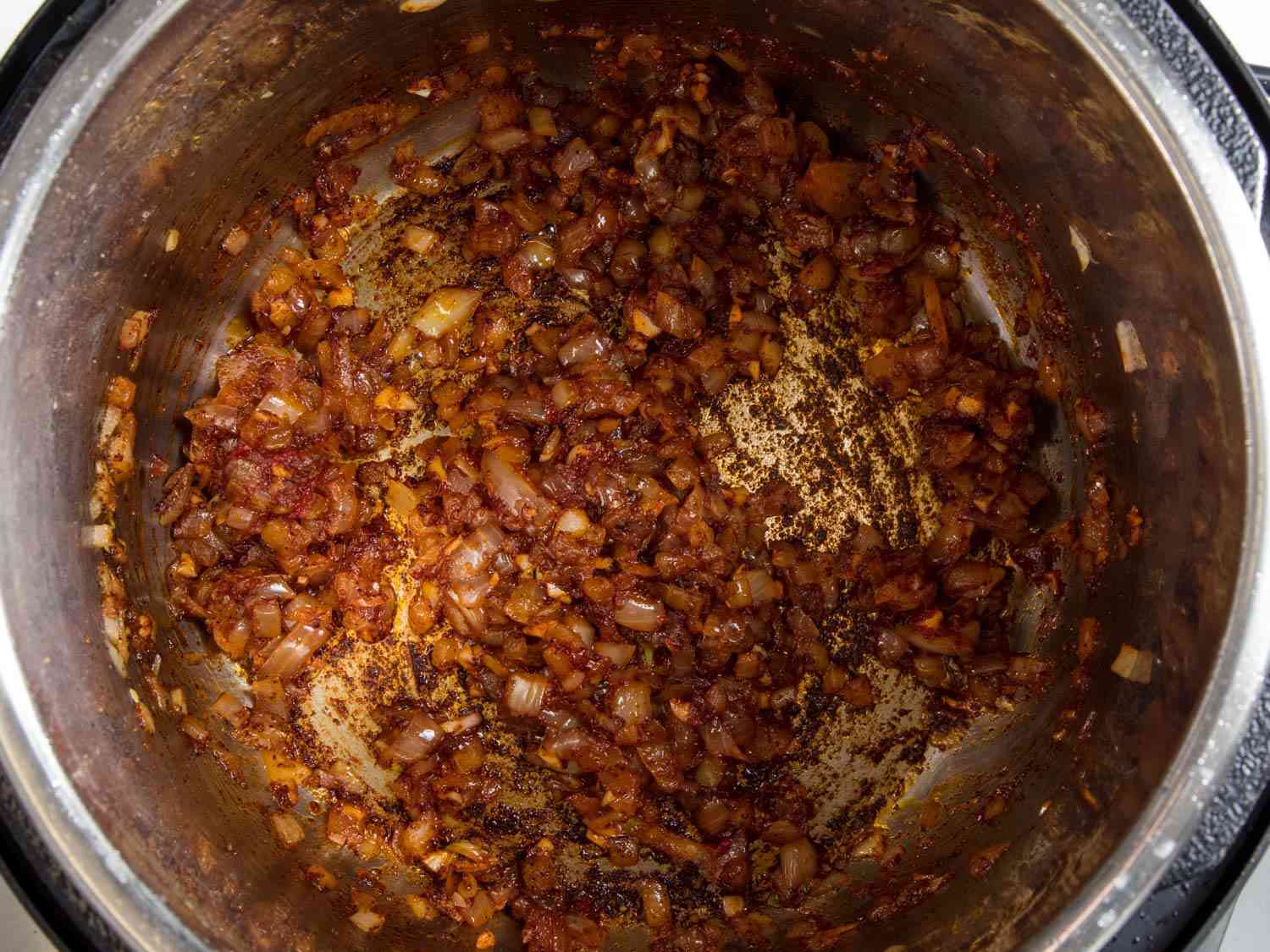 用高压锅把洋葱煎成褐色，做辣椒