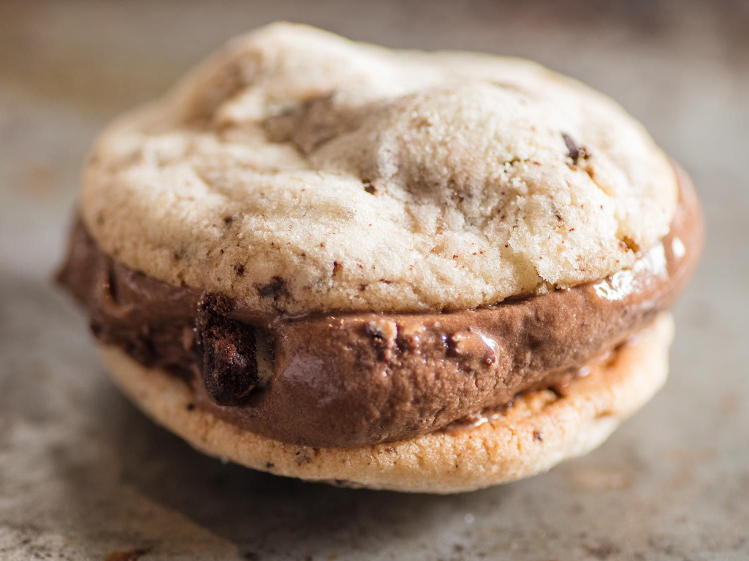 饼干和奶油巧克力冰淇淋三明治。gydF4y2Ba