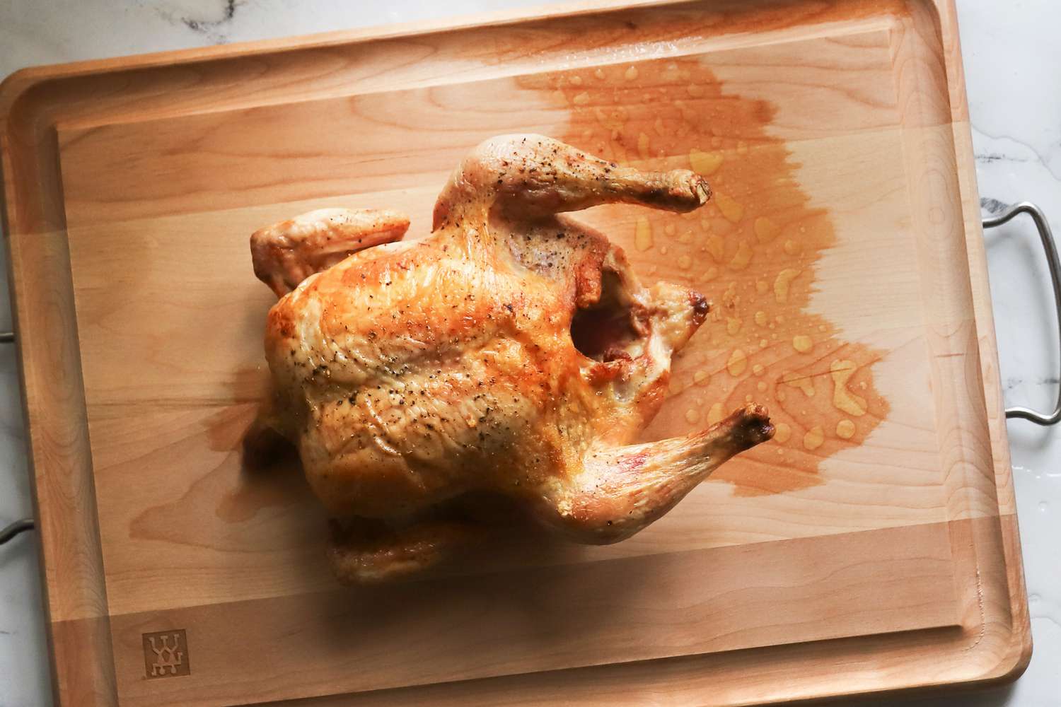 一只烤鸡坐在木雕板的中央