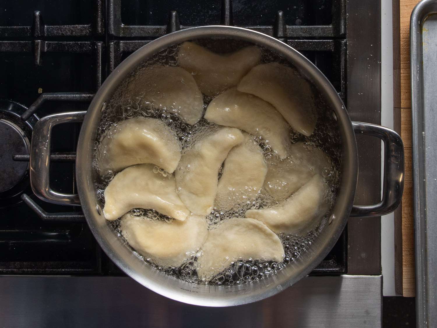 饺子煮在一锅沸水里。