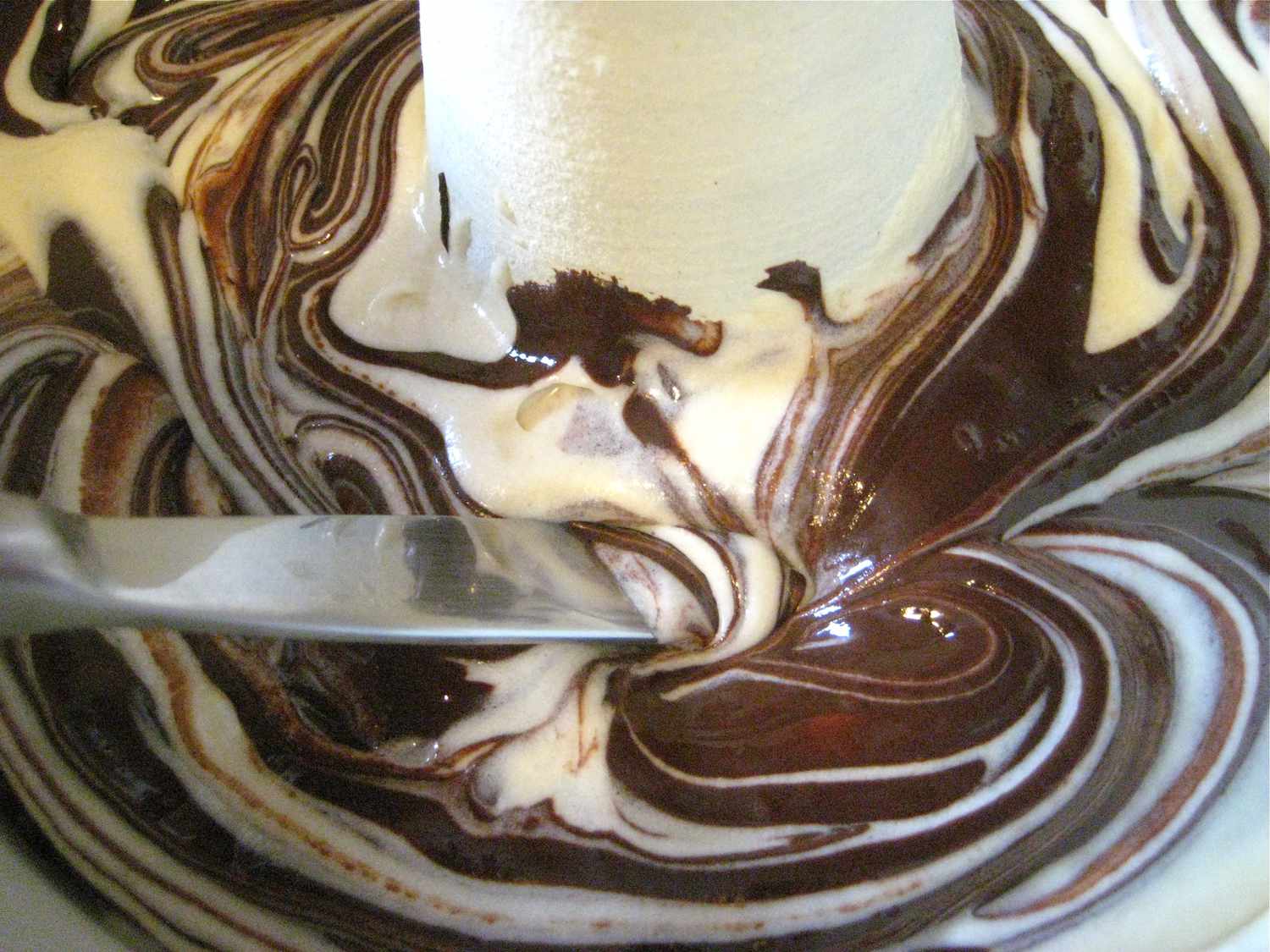 用黄油刀搅拌融化的巧克力。