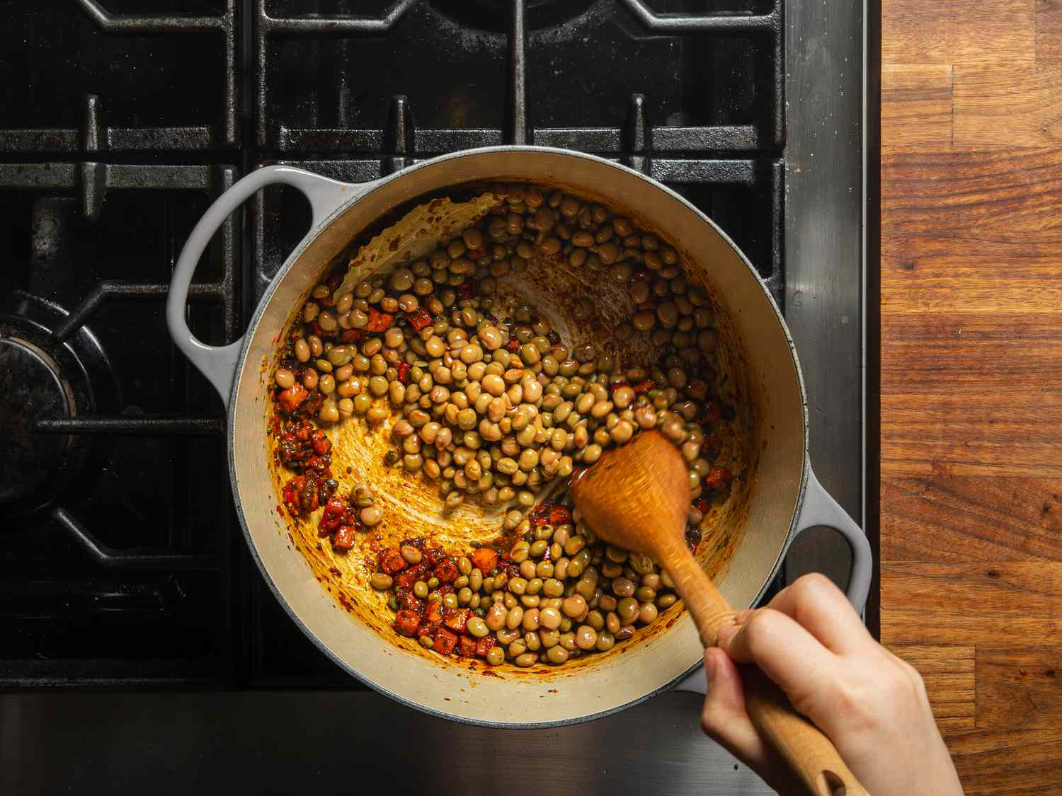 豌豆添加到锅里