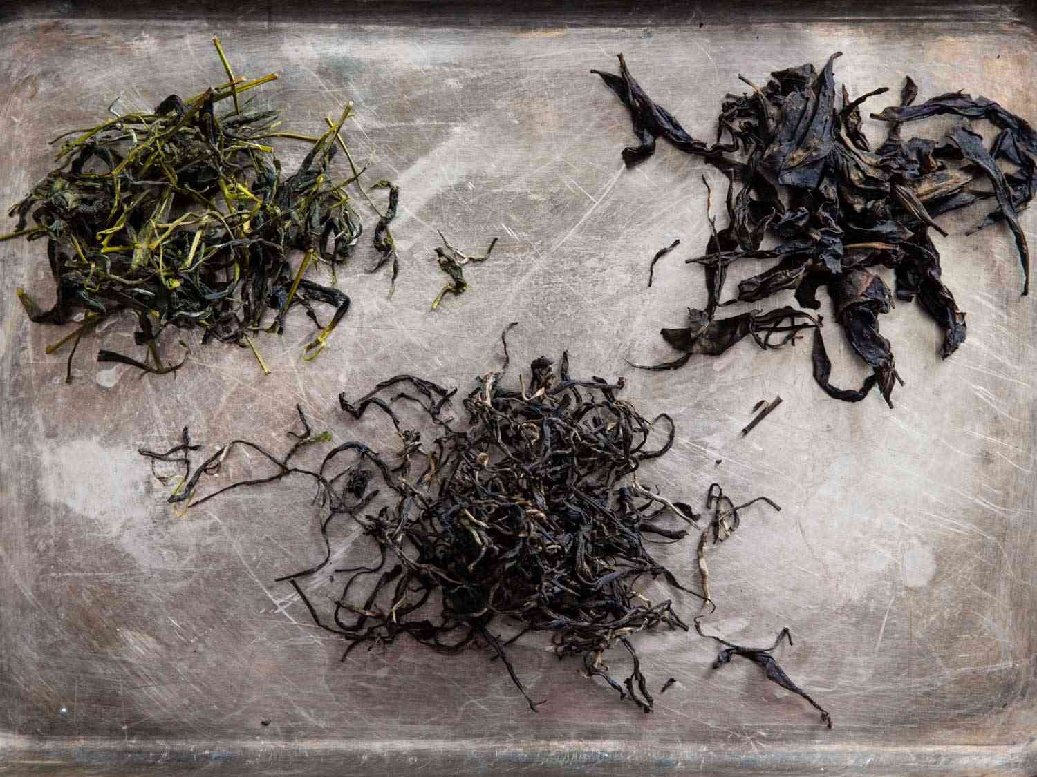 成堆的散装绿茶、乌龙茶和红茶