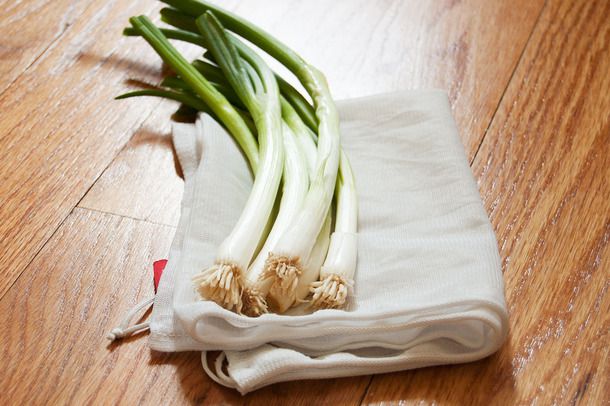 一组五个葱花放在白色厨房毛巾上。